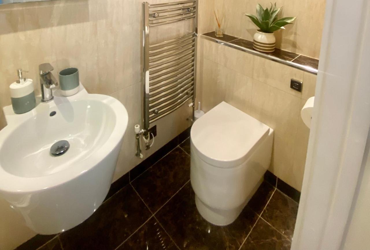Stunning 2-Bed-2Bath Apt In Whitby With Parking Apartman Kültér fotó